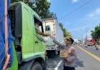 Polisi-Peduli-:-Polresta-Banyuwangi-Berbagi-Nasi-Kotak-untuk-Sopir-Truk-di-Jalur-Pelabuhan-Ketapang