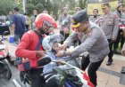 Semarak-Merah-Putih-Sambut-HUT-RI-ke-80-Polisi-Berbagi-3.600-Bendera-dan-83-Helm-di-Surabaya
