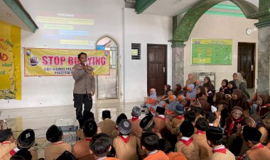 Polsek-Krembung-Kuatkan-Nasionalisme-Pelajar-untuk-Cegah-Perundungan