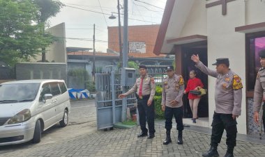 Jelang-Natal-dan-Tahun-Baru,-Bhabinkamtibmas-Tropodo-Perkuat-Keamanan-Gereja-Salib-Suci