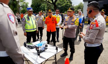 Kapolri-Tinjau-Pos-Command-Center,-Pastikan-Arus-Mudik-Berjalan-Aman-dan-Nyaman