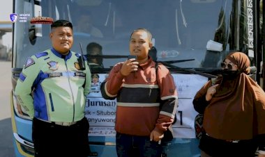 Aksi-Heroik-Satlantas-Polres-Gresik,-Antarkan-Pasutri-Asal-Situbondo-yang-Ketinggalan-Bus-Mudik