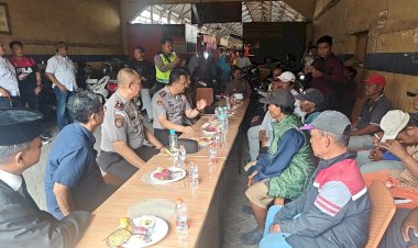 Cangkrukan-Kamtibmas,-Kapolres-Pelabuhan-Tanjung-Perak-Serap-Aspirasi-Pekerja-Pasar-Pabean