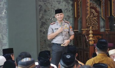 Sidoarjo-Ayo-Shalat-Jumat-Polresta-Gelar-Shalat-Jumat-Keliling-dan-Peduli-Masyarakat