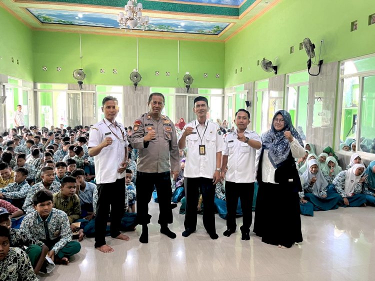 Kapolsek Sukodono Beri Edukasi Tertib Lalu Lintas dan Bijak Bermedia Sosial kepada Pelajar SMPN 1 Sukodono
