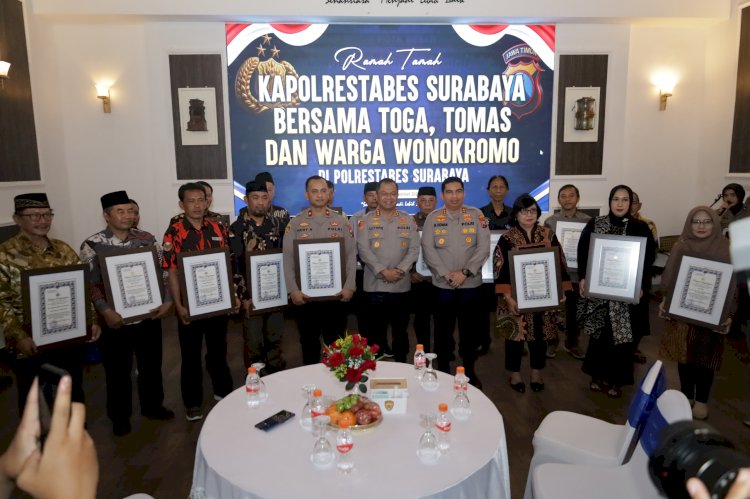 Kapolrestabes Surabaya Beri Penghargaan Kapolsek Wonokromo dan Toga Tomas atas Peran Aktif Jaga Kamtibmas