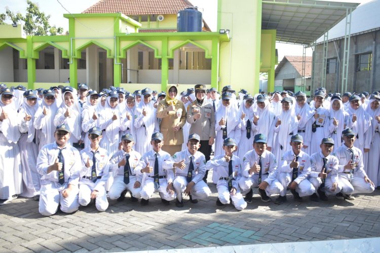 Kanit PPA Polresta Sidoarjo Ajak Pelajar SMPN 1 Wonoayu Jauhi Kenakalan Remaja