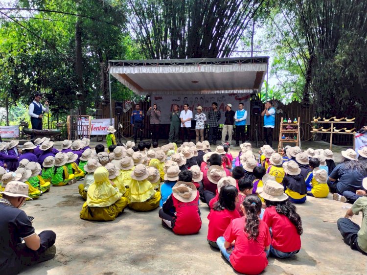 Polwan Polresta Sidoarjo Beri Edukasi Bijak Penggunaan Gadget Sejak Dini di Kampung Lali Gadget