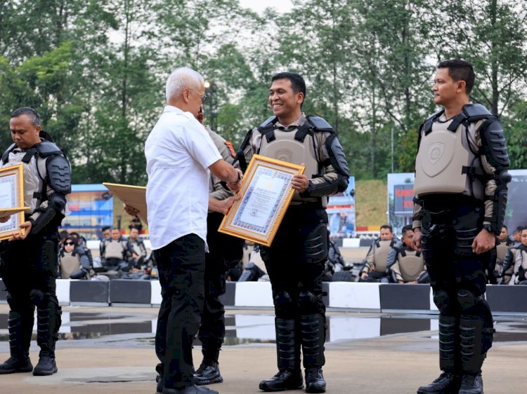Kapolresta Sidoarjo Terima Penghargaan Kapolri dalam Apel Kasatwil 2025