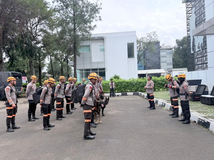 Den K9 SAR Ditpolsatwa Korsabhara Baharkam Polri Siap Perkuat Penanganan Bencana Longsor di Cisarua, Bandung Barat
