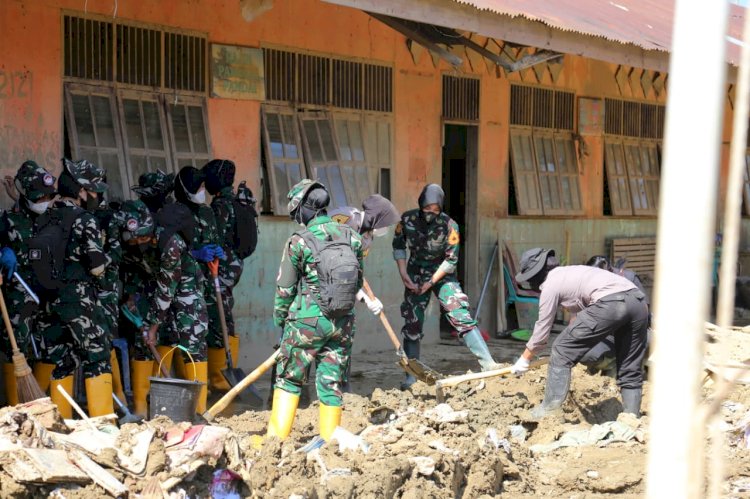 Bersihkan SD Negeri 4 Kuala Simpang, Taruna Ingin Siswa Bisa Segera Bersekolah Normal